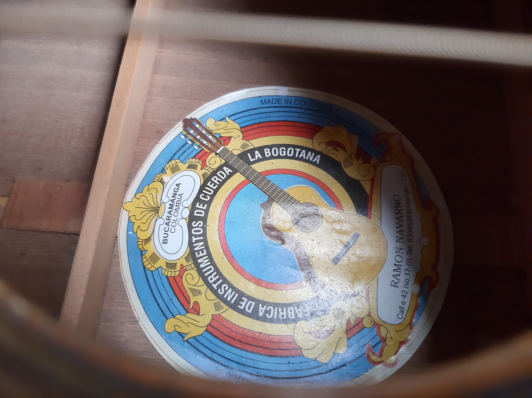 A guitar from the «Fábrica de Instrumentos de Cuerda La Bogotana», by Ramón Navarro in Bucaramanga, Colombia.